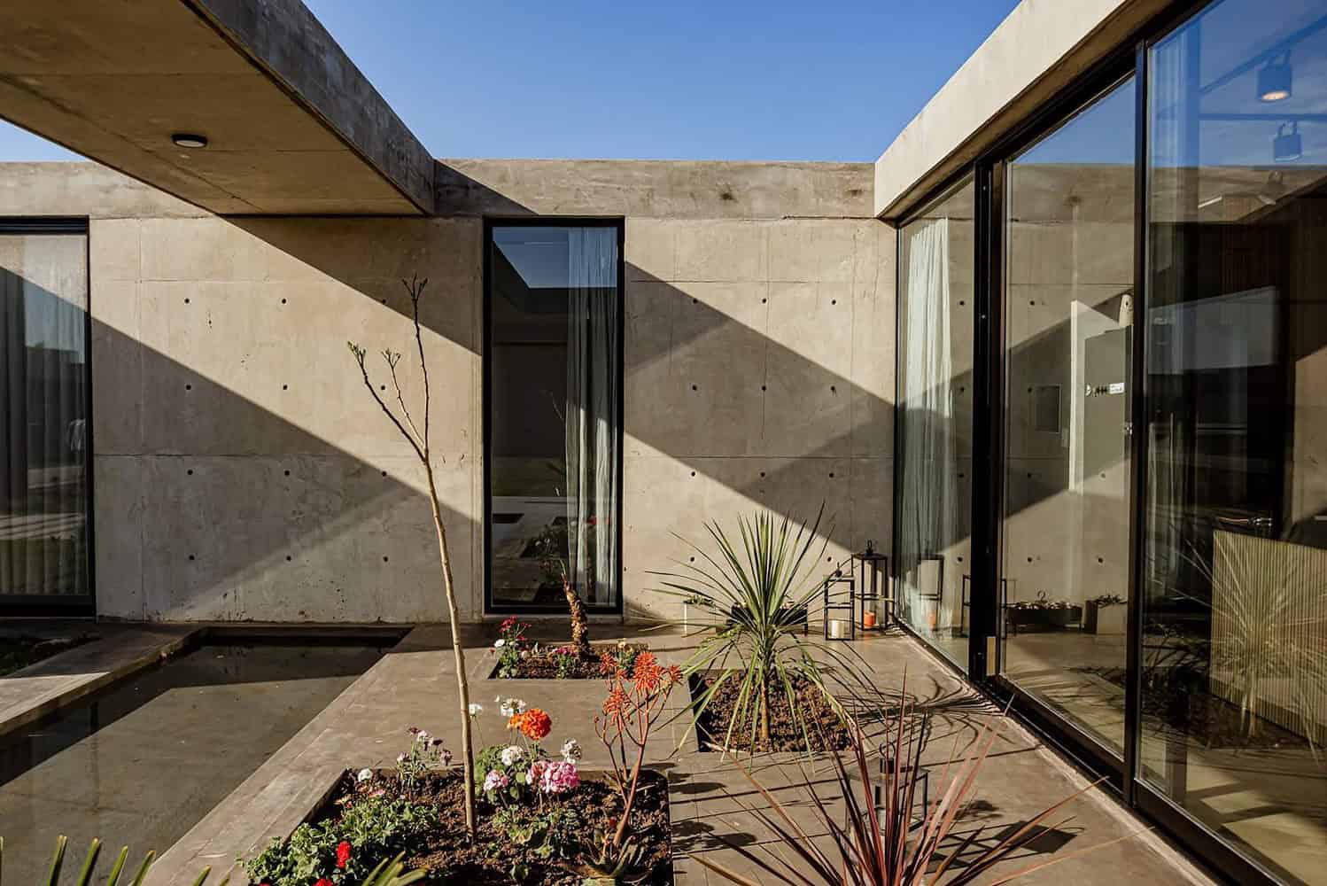 Bombai House by TIM Arquitectos: A Concrete Residence with Geometric Elegance Bombai House by TIM Arquitectos: A Concrete Residence with Geometric Elegance