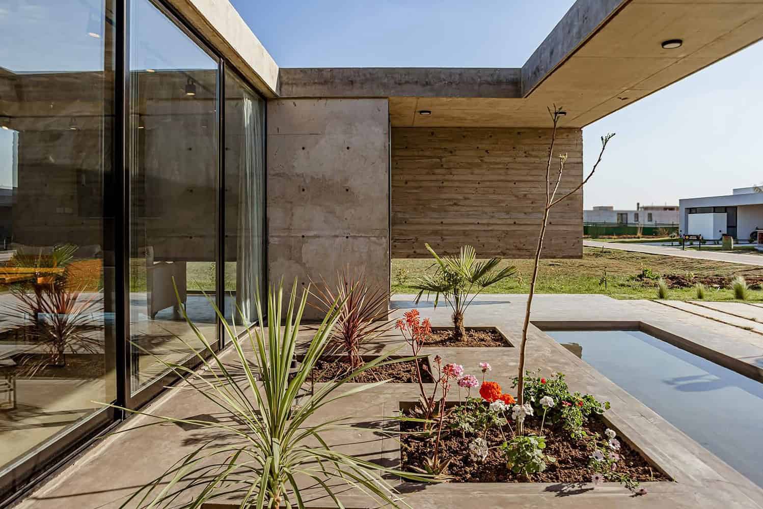 Bombai House by TIM Arquitectos: A Concrete Residence with Geometric Elegance Bombai House by TIM Arquitectos: A Concrete Residence with Geometric Elegance