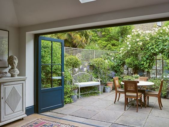 How to transform your outdoor courtyard into a small garden?