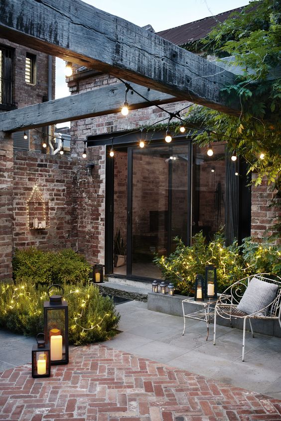 How to transform your outdoor courtyard into a small garden?