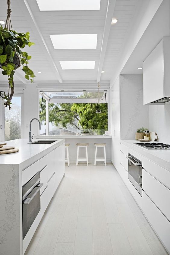 White Kitchen: Between Timeless Elegance and Contemporary Purity