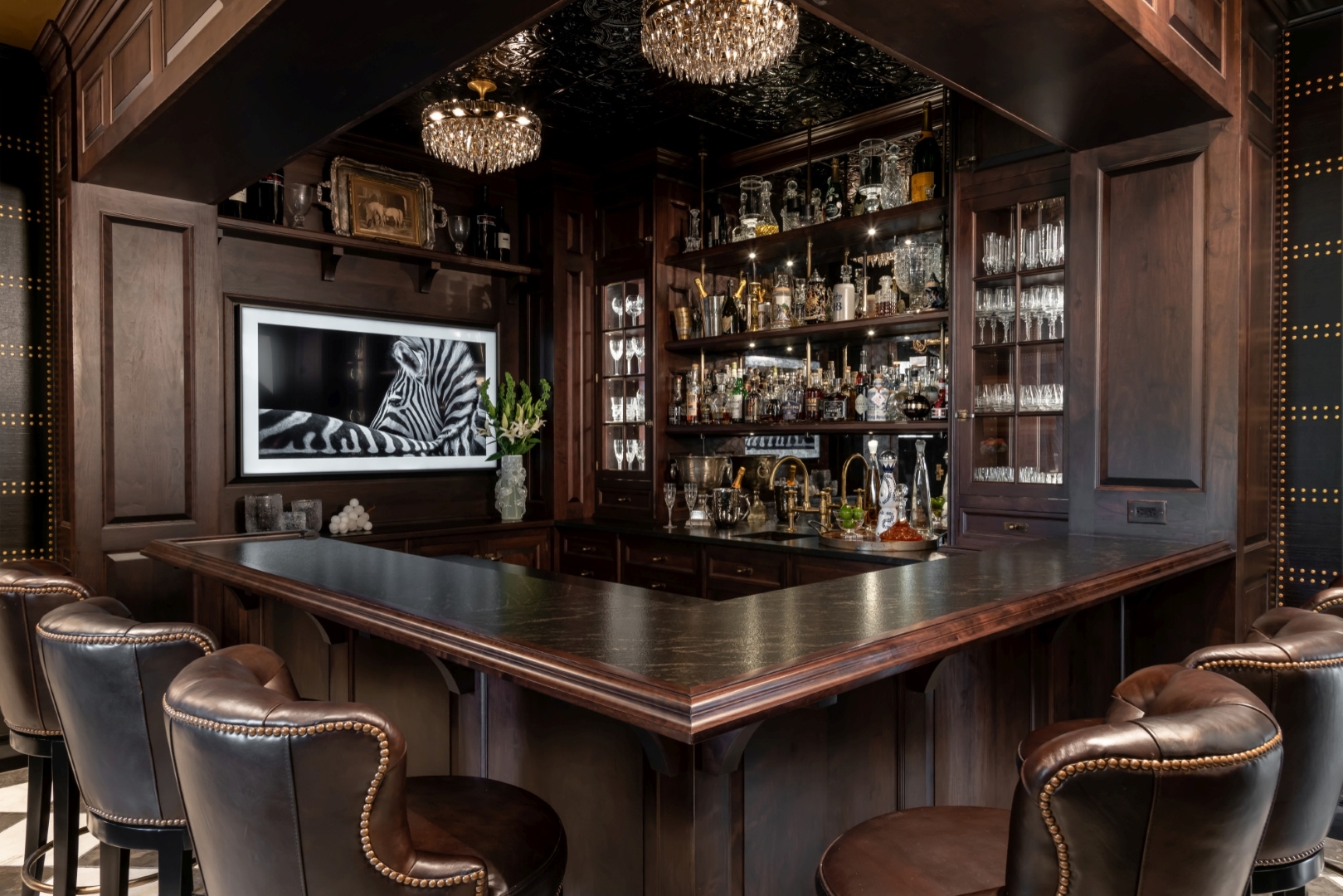 15 Classic Traditional Home Bar Designs for Sophisticated Entertaining