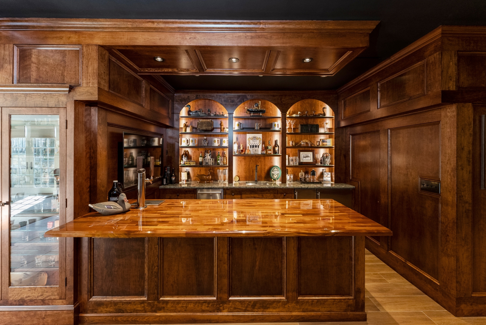 15 Classic Traditional Home Bar Designs for Sophisticated Entertaining