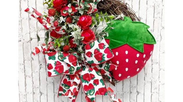 15 Delightful Strawberry Wreath Ideas to Welcome Guests with Freshness
