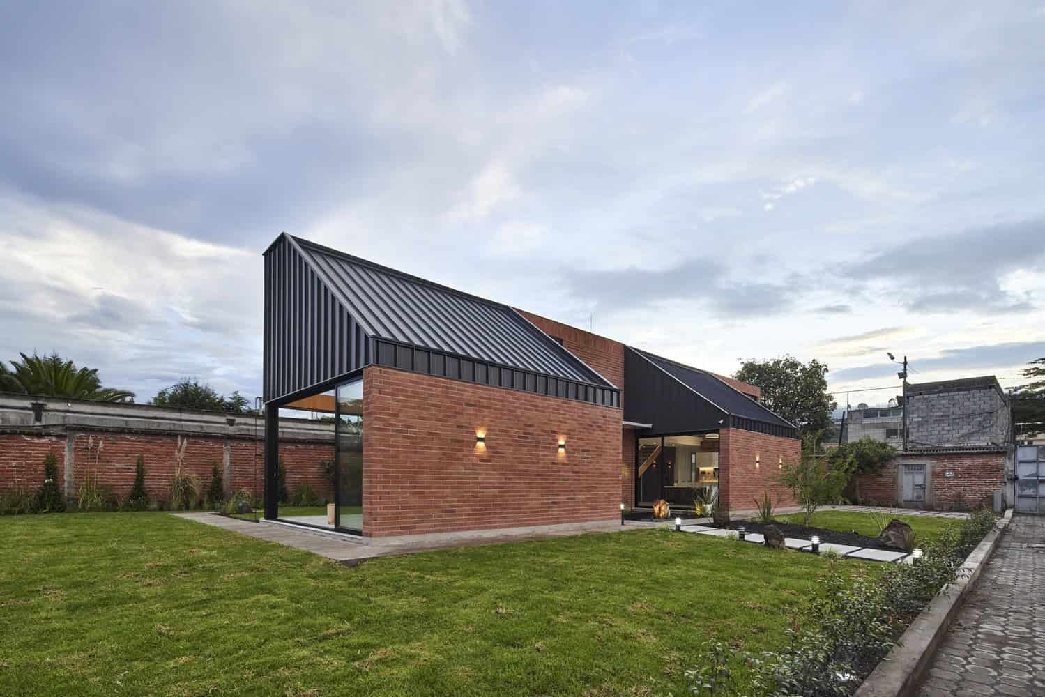 House Between Gardens / TEC Taller EC / Ecuador House Between Gardens / TEC Taller EC / Ecuador