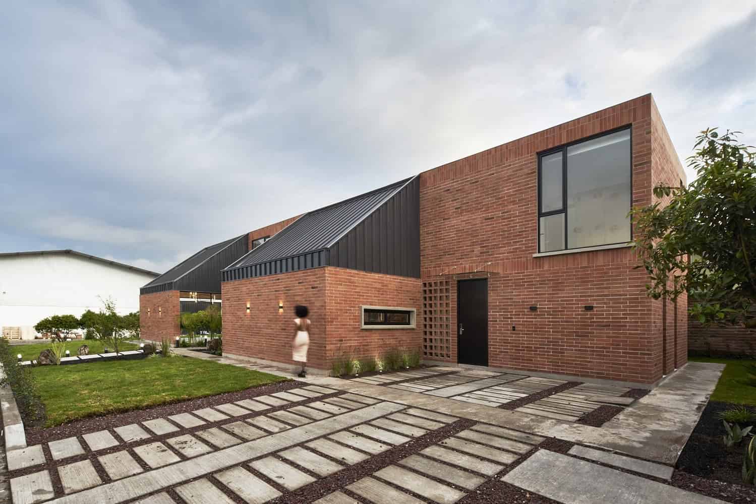 House Between Gardens / TEC Taller EC / Ecuador House Between Gardens / TEC Taller EC / Ecuador