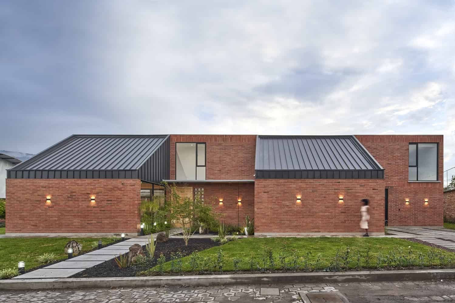 House Between Gardens / TEC Taller EC / Ecuador House Between Gardens / TEC Taller EC / Ecuador