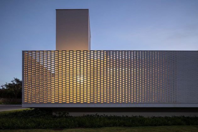 White Bricks House by BLOCO Arquitetos in Brazil