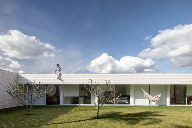 White Bricks House by BLOCO Arquitetos in Brazil