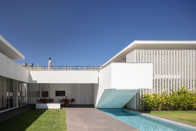 White Bricks House by BLOCO Arquitetos in Brazil