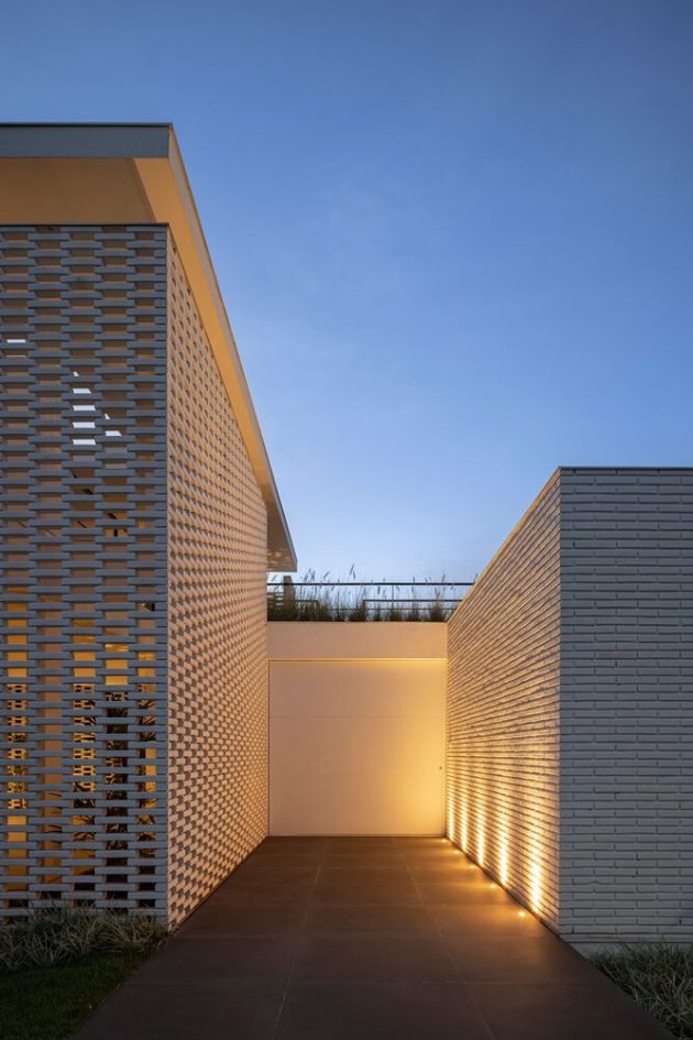 White Bricks House by BLOCO Arquitetos in Brazil