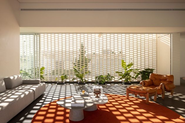 White Bricks House by BLOCO Arquitetos in Brazil