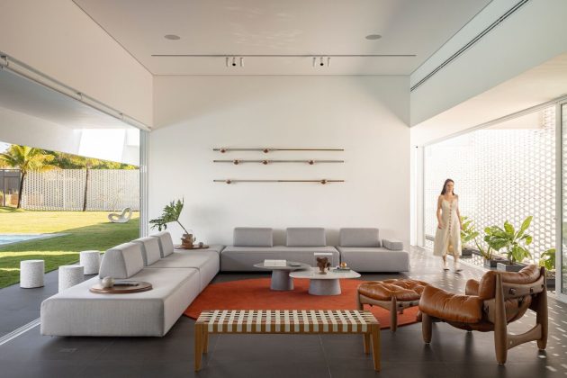White Bricks House by BLOCO Arquitetos in Brazil