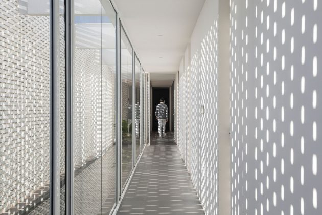 White Bricks House by BLOCO Arquitetos in Brazil