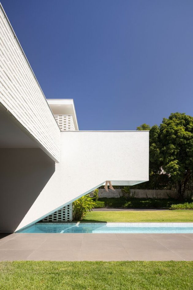 White Bricks House by BLOCO Arquitetos in Brazil