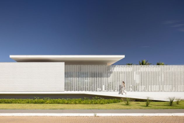White Bricks House by BLOCO Arquitetos in Brazil