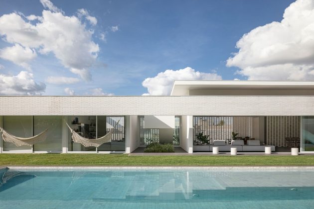 White Bricks House by BLOCO Arquitetos in Brazil