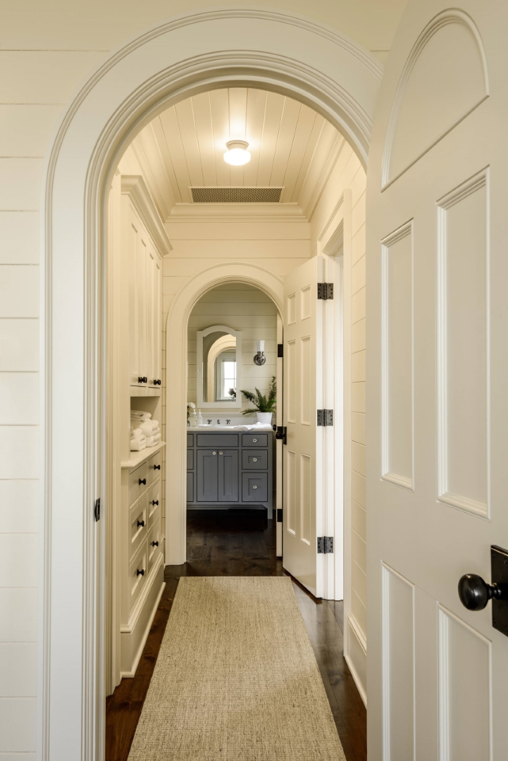 15 Magnificent Traditional Hallway Inspirations for Grand Entries
