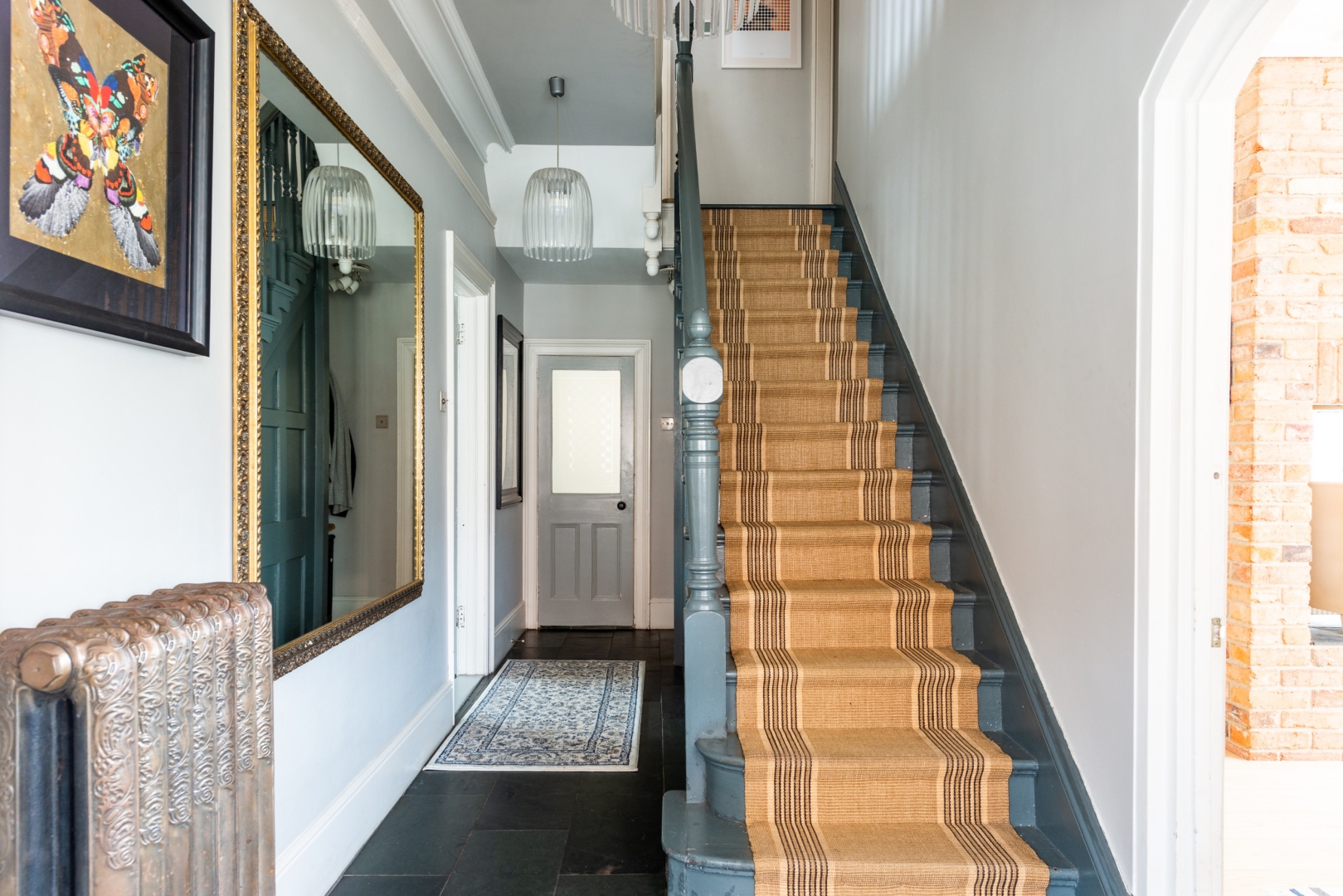 15 Magnificent Traditional Hallway Inspirations for Grand Entries