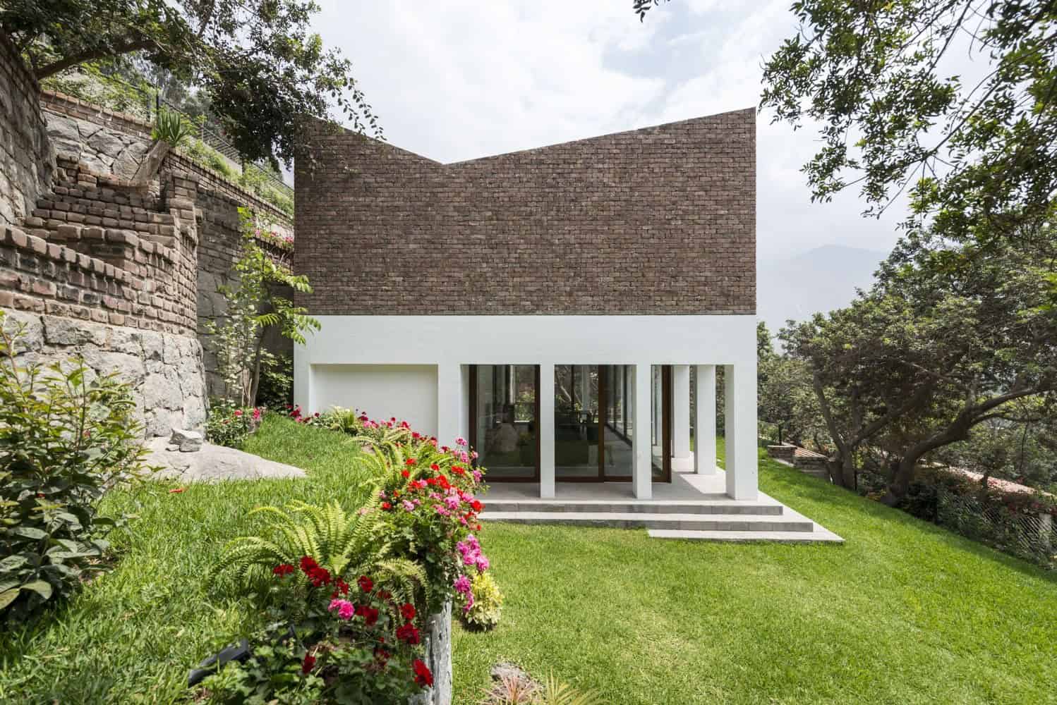 Lava House by Martín Dulanto Sangalli in San Antonio, Peru Lava House by Martín Dulanto Sangalli in San Antonio, Peru