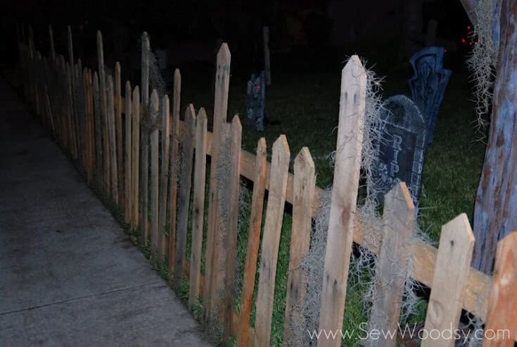 8. Halloween Wood Pallet Fence
