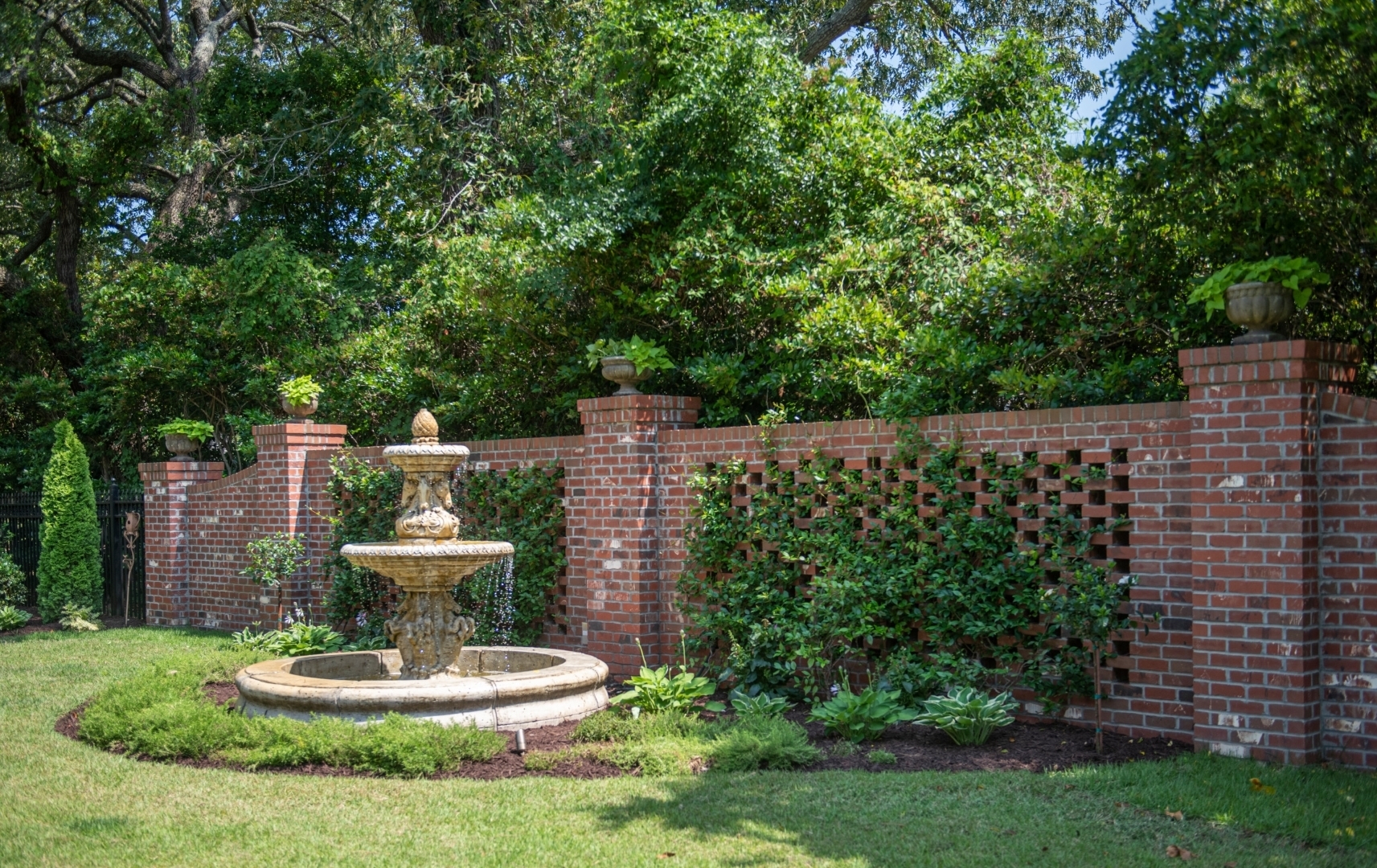15 Traditional Landscape Designs for a Timeless Garden