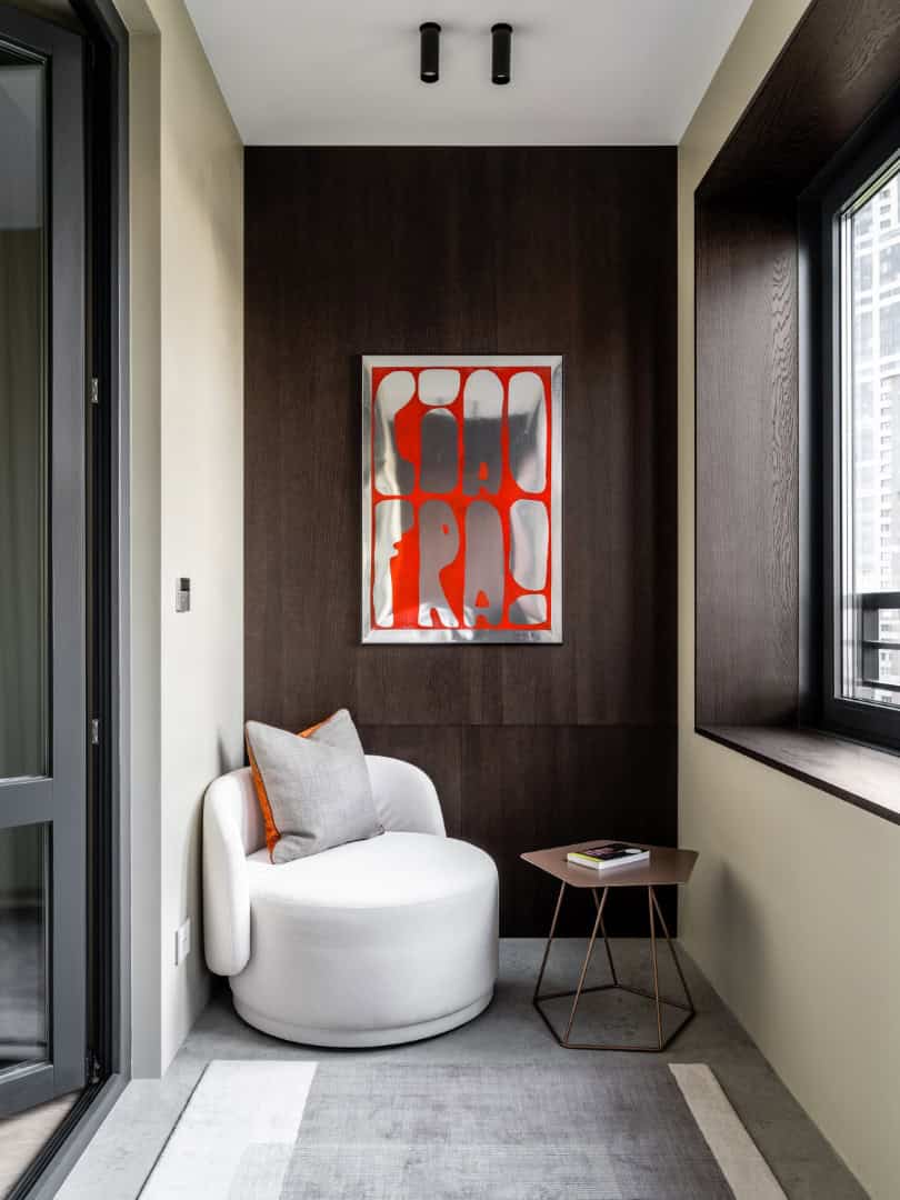 1,800 sf Apartment / Alexander Tischler / Russia Freestanding bathtub and spacious shower with black niches