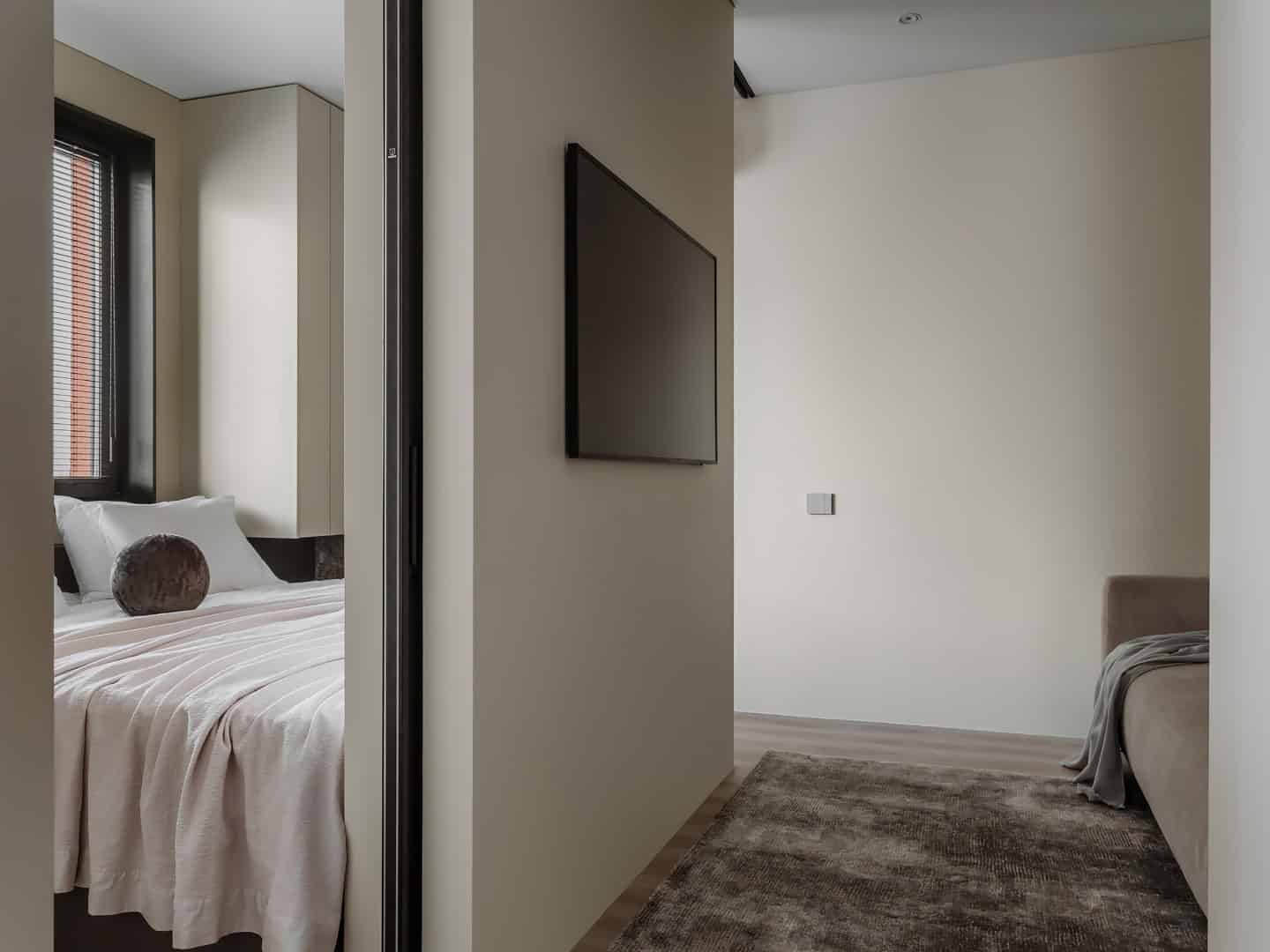 409 sf Apartment / Alexander Tischler / Russia Living area with double-sided wardrobe acting as room divider