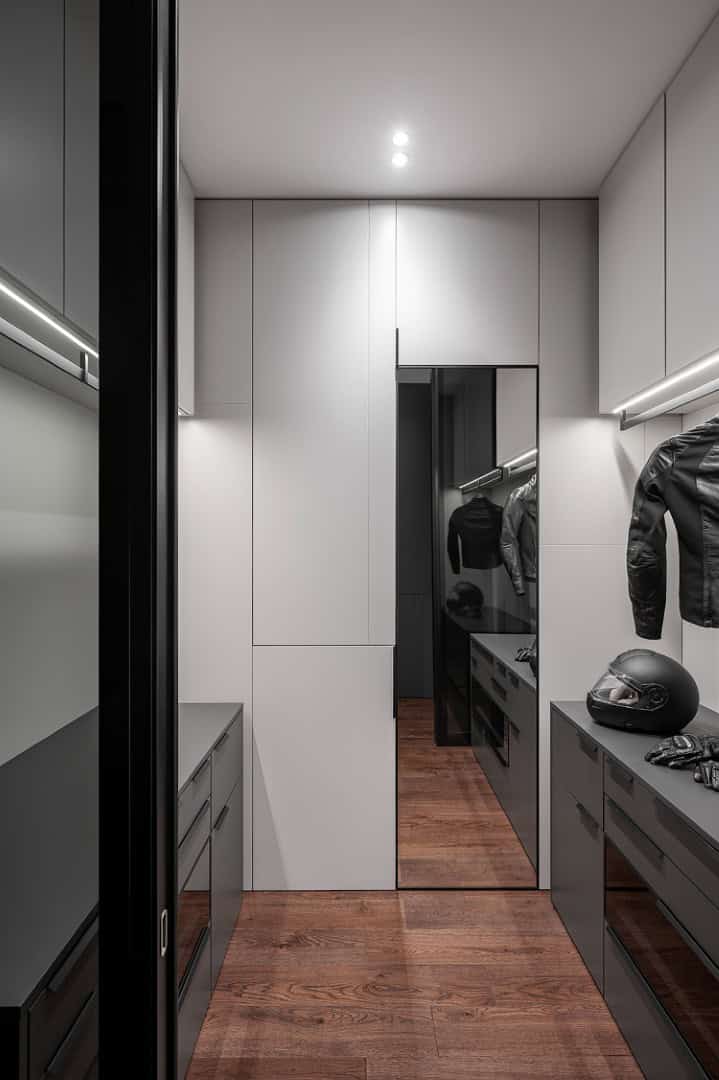 Apartment for a Software Developer / Alexander Tischler / Russia Floating 3.5 m bedroom desk with embossed panels above