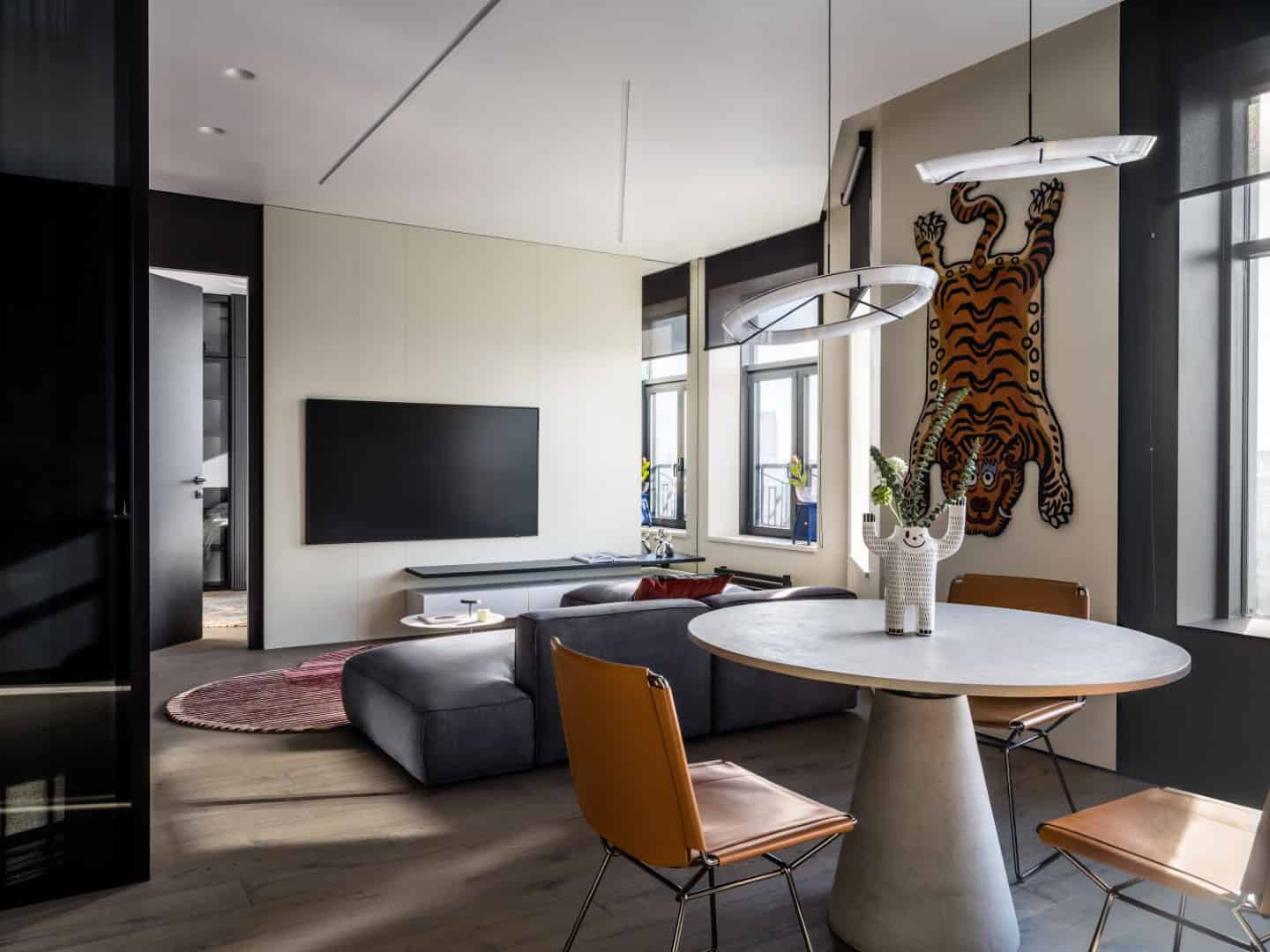 Apartment with a Glass Home Office / Alexander Tischler / Russia Open-plan living with bold accents and glass office nearby