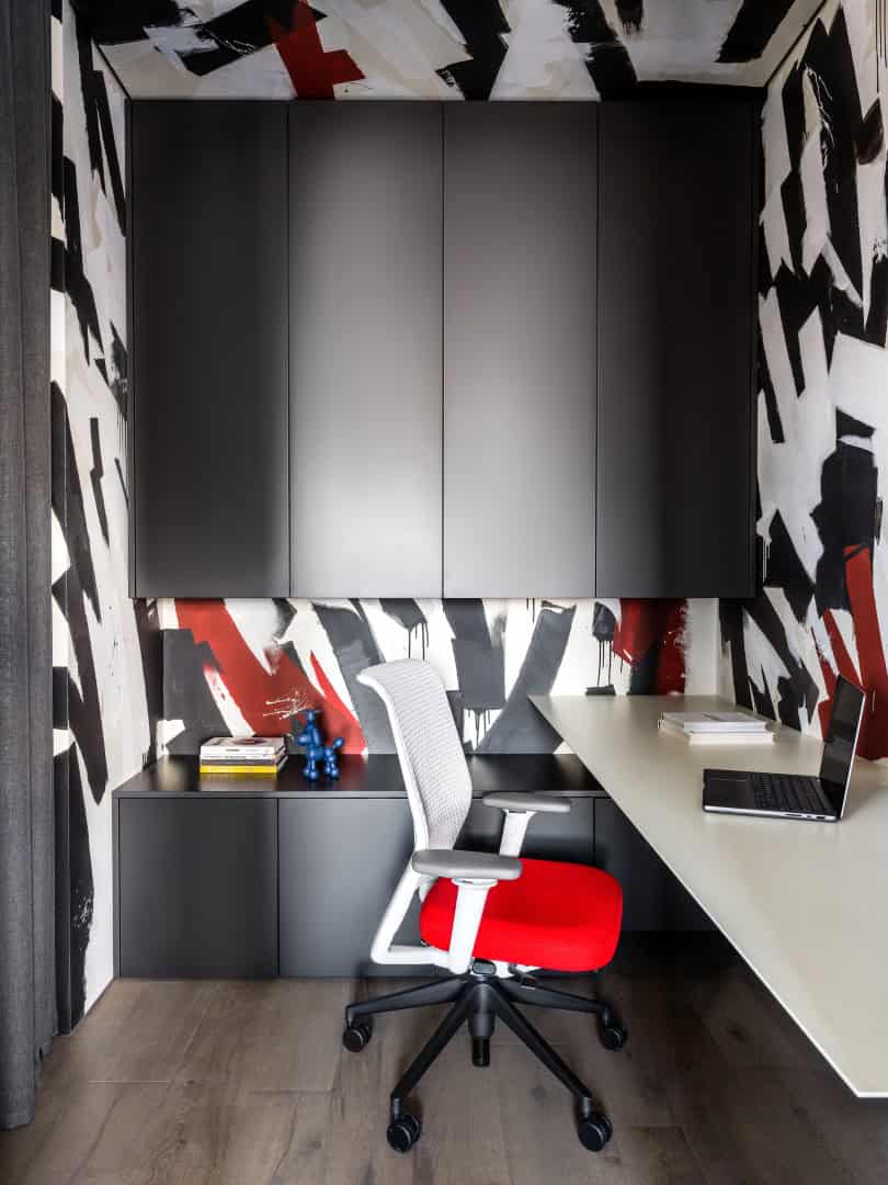 Apartment with a Glass Home Office / Alexander Tischler / Russia TV wall with vertical panels and reflected daylight