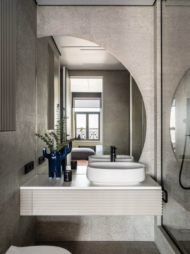 Apartment with a Glass Home Office / Alexander Tischler / Russia Utility column hidden behind clean facades in guest bath
