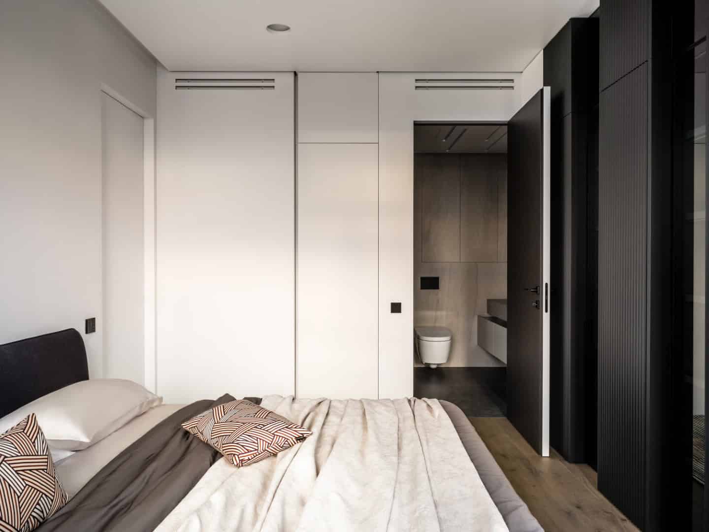 Apartment with a Glass Home Office / Alexander Tischler / Russia Soft geometry around the lounge and TV area