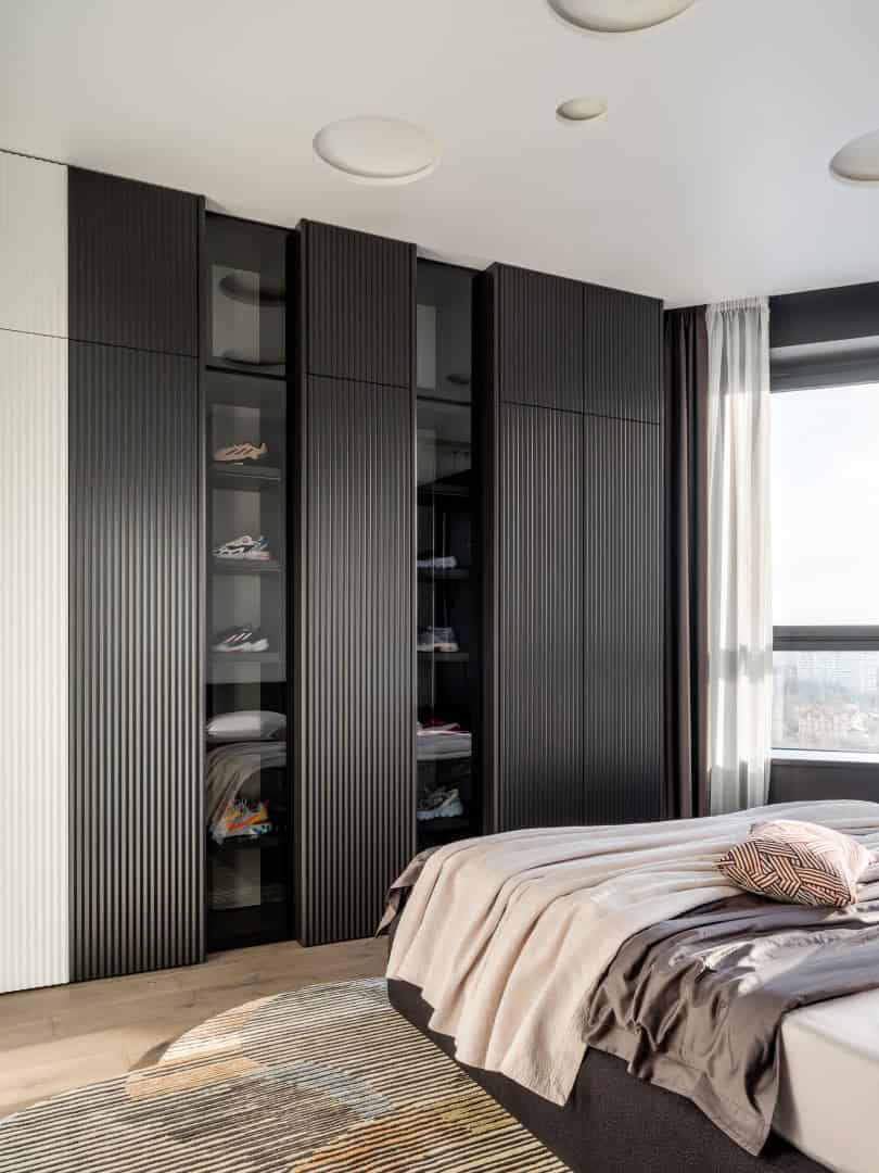 Apartment with a Glass Home Office / Alexander Tischler / Russia Bedroom with skyline views and adjustable ambient light
