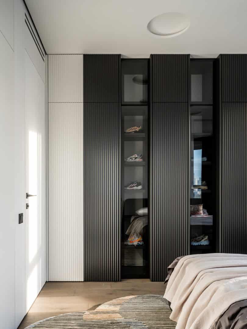 Apartment with a Glass Home Office / Alexander Tischler / Russia Glass-front wardrobe with RGB shelf lighting