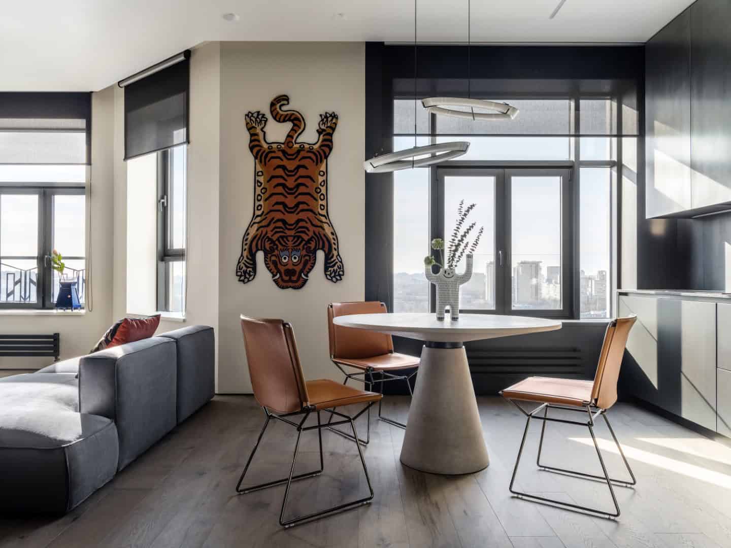 Apartment with a Glass Home Office / Alexander Tischler / Russia Entry with graphite stoneware and black millwork