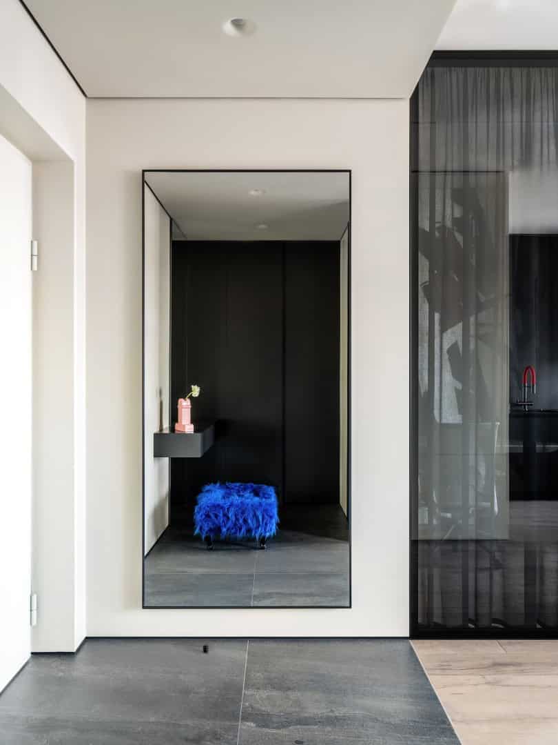 Apartment with a Glass Home Office / Alexander Tischler / Russia Dining in micro concrete with leather chairs and round pendants