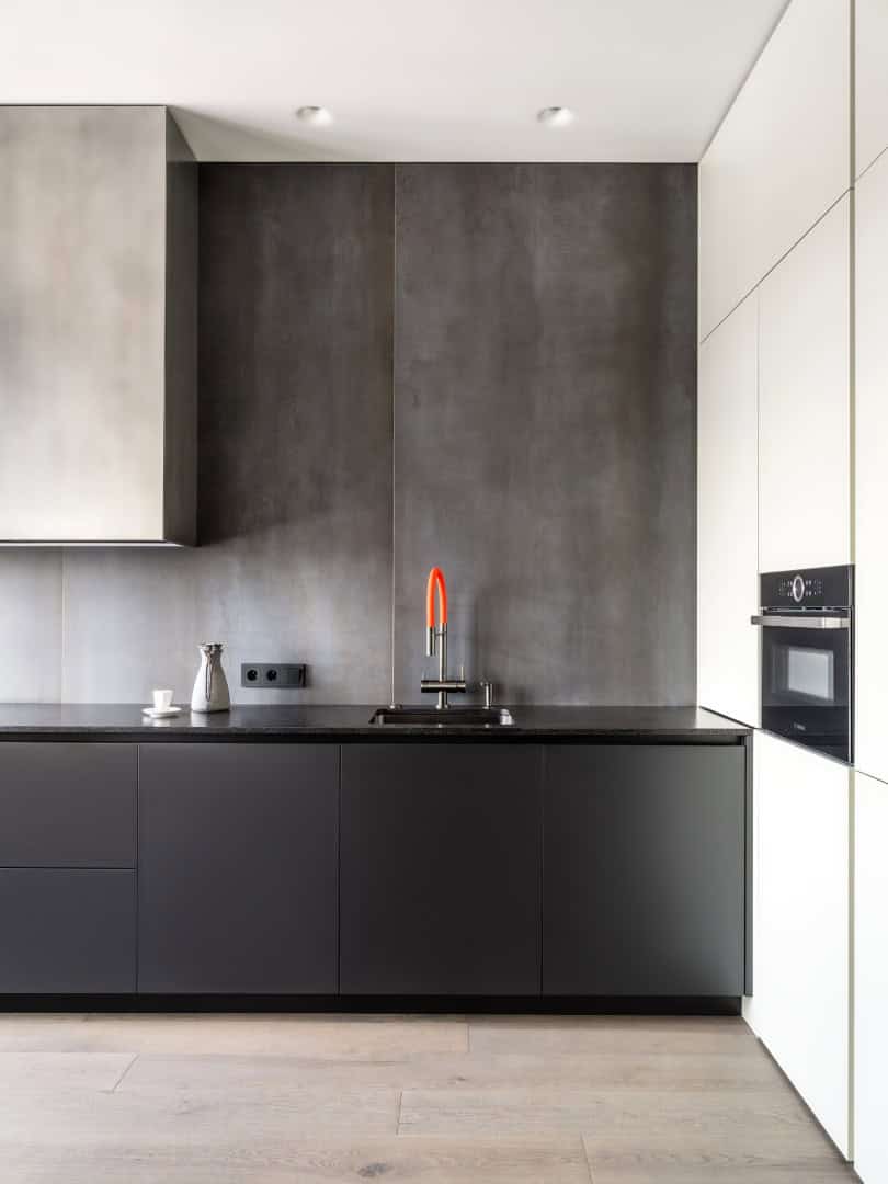 Apartment with a Glass Home Office / Alexander Tischler / Russia Glass office replacing corridor with tinted partitions