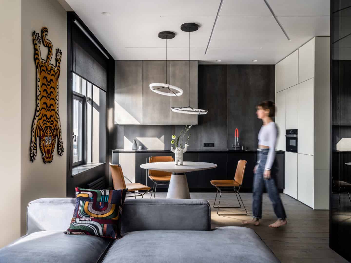 Apartment with a Glass Home Office / Alexander Tischler / Russia Living area composition with soft geometry and dark accents