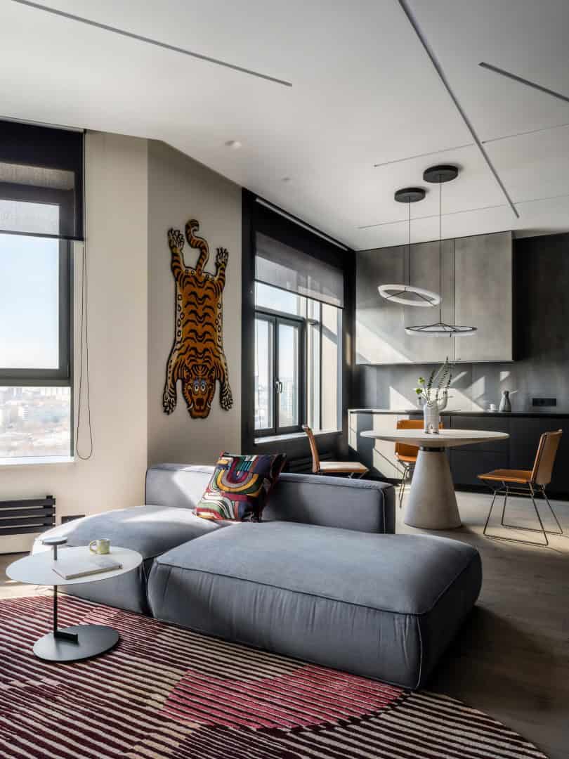 Apartment with a Glass Home Office / Alexander Tischler / Russia Hidden corner module and precise detailing in the kitchen