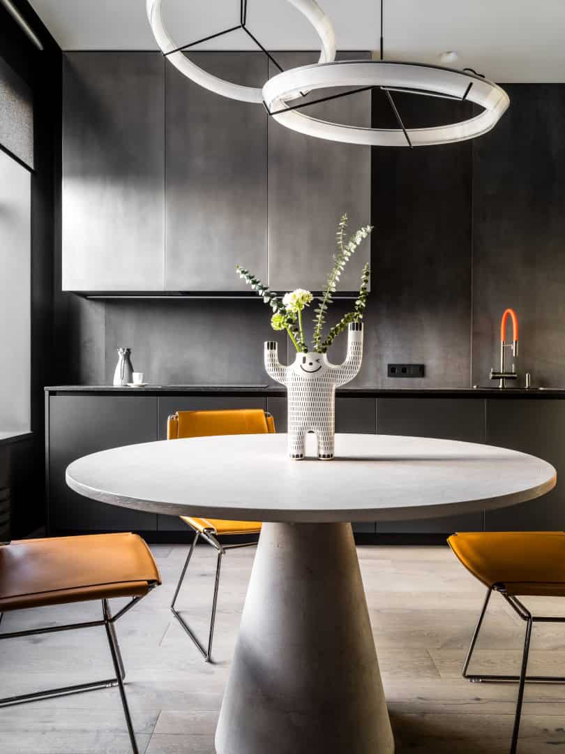 Apartment with a Glass Home Office / Alexander Tischler / Russia Floating desk with beveled edge and integrated lighting