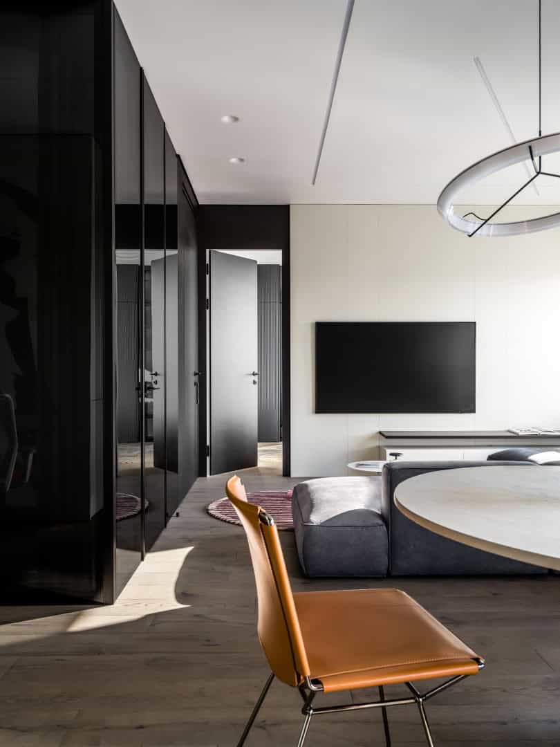 Apartment with a Glass Home Office / Alexander Tischler / Russia RGB lighting niche and storage modules in the office