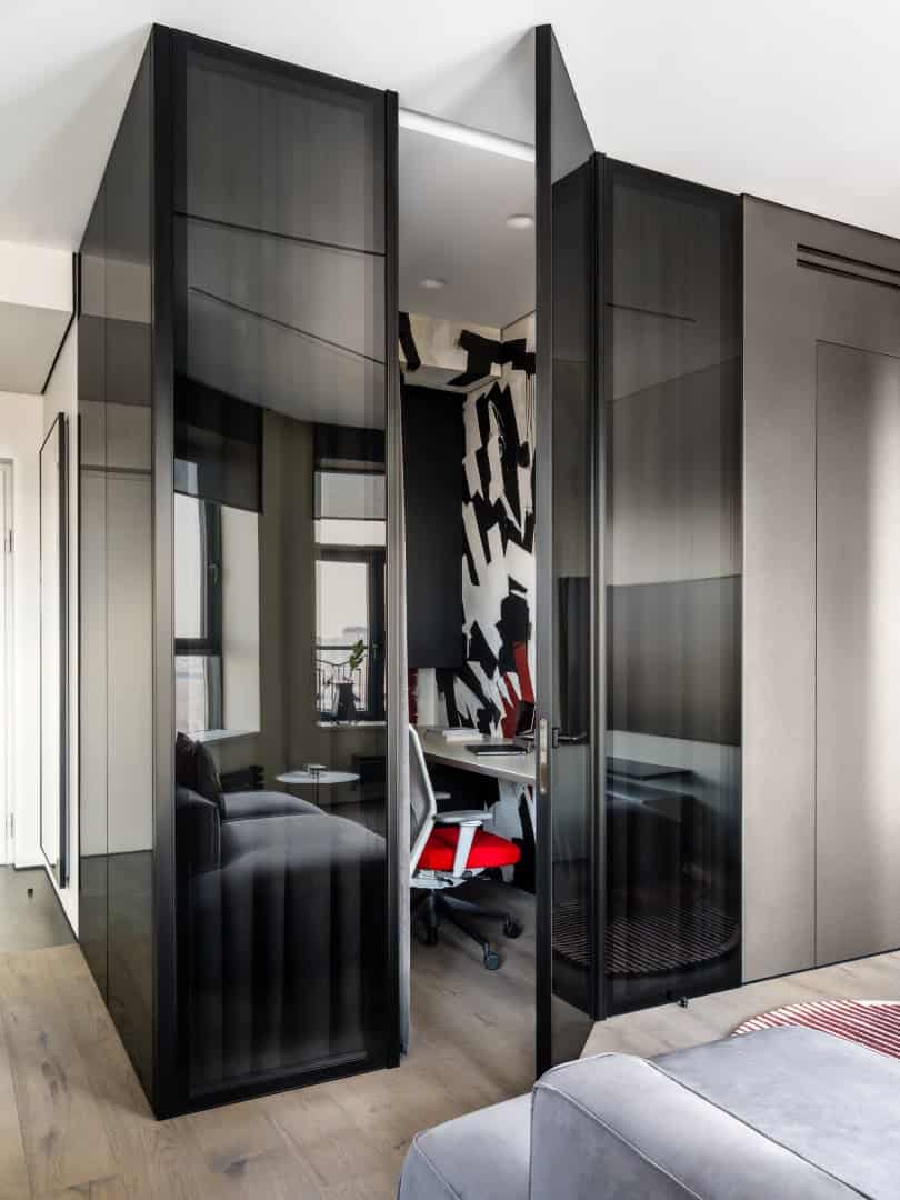 Apartment with a Glass Home Office / Alexander Tischler / Russia Muted graffiti art injecting character into the lounge