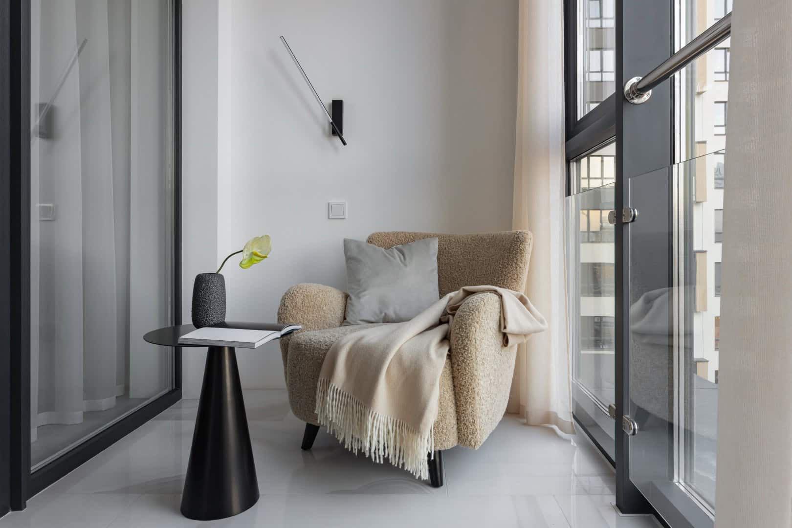 Colorful Apartment / Alexander Tischler / Russia En-suite detail with ceiling-height mirror and faux stone sink