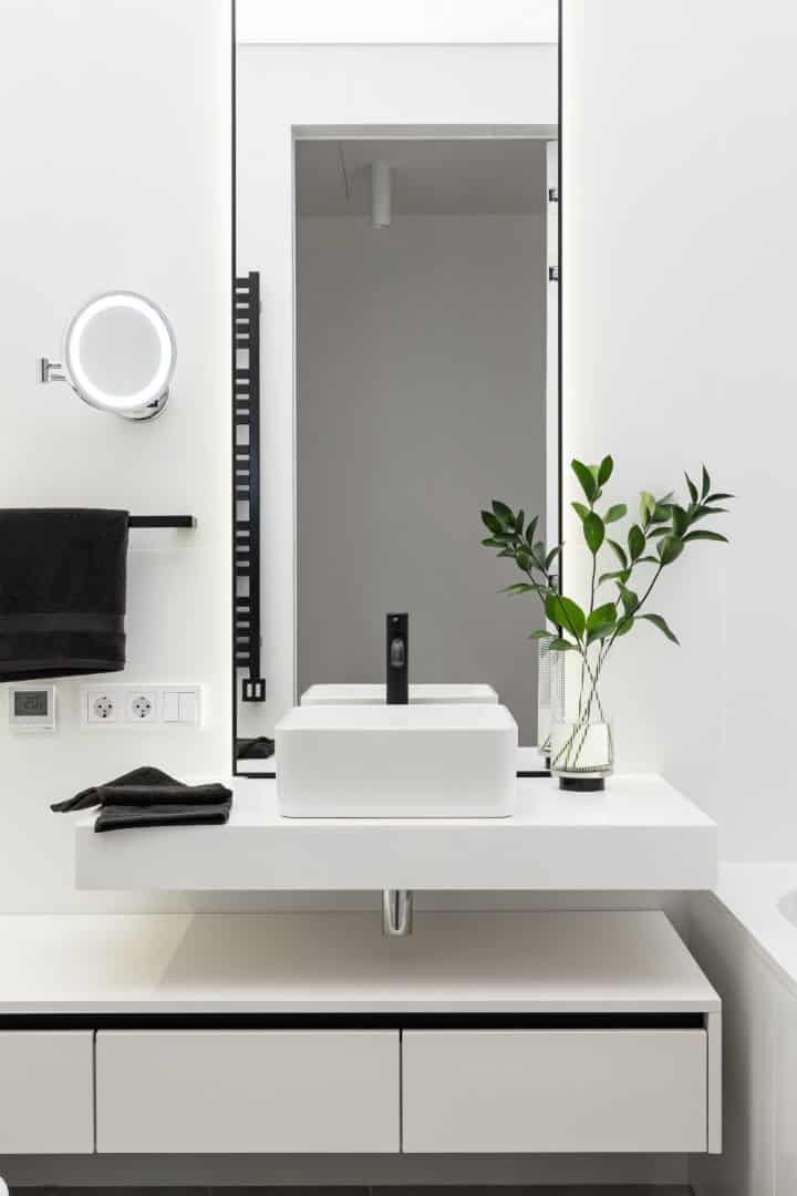 Colorful Apartment / Alexander Tischler / Russia Double-sided shelving separating study and sleep zones