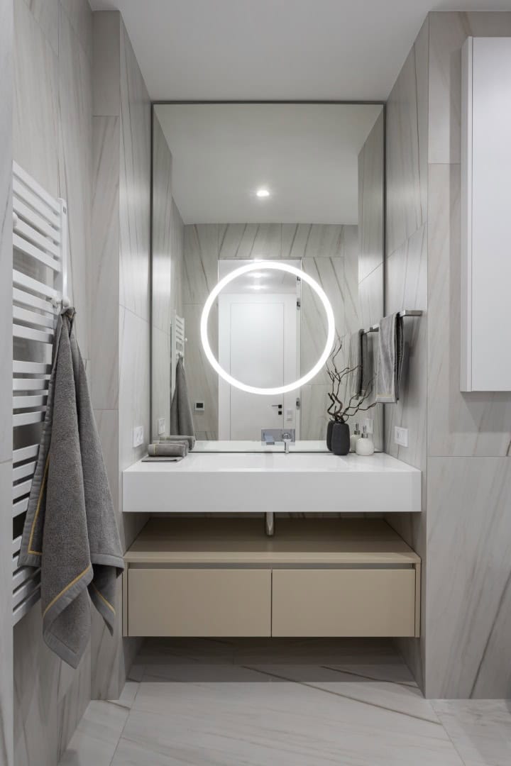 Colorful Apartment / Alexander Tischler / Russia Watercolor radiator and adjustable ceiling light detail