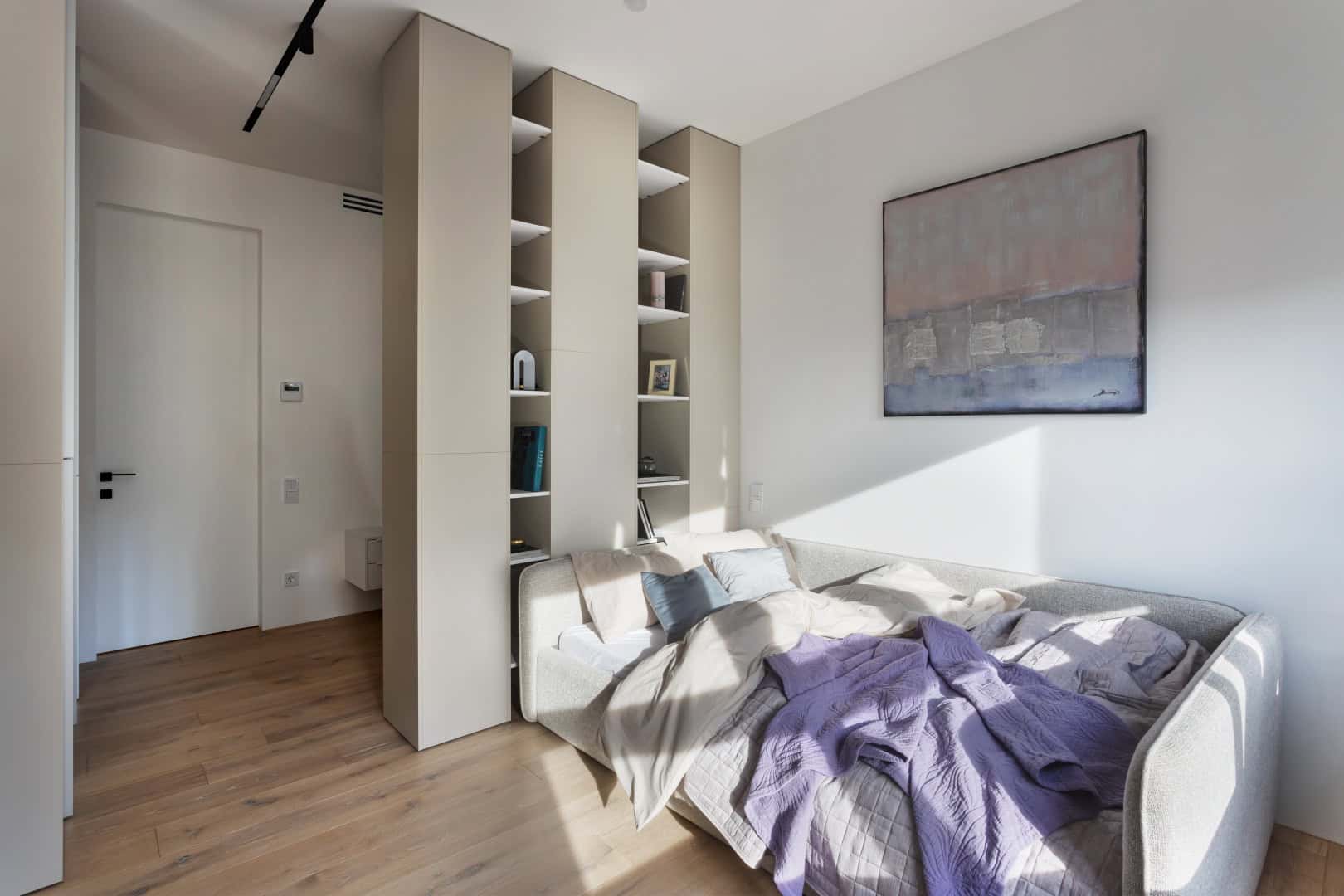 Colorful Apartment / Alexander Tischler / Russia Hallway transition with concealed systems and clean lines