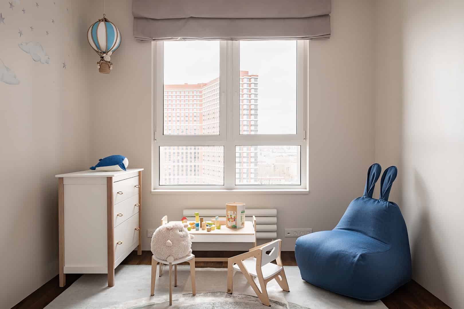 Three-Bedroom Apartment / Alexander Tischler / Russia Detail of porcelain backsplash and niche lighting