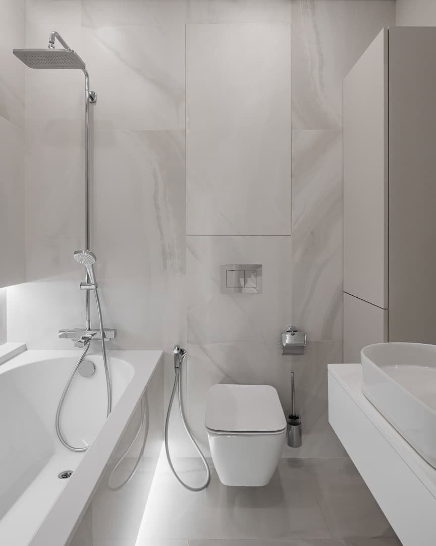 Three-Bedroom Apartment / Alexander Tischler / Russia Children’s bathroom with built-in mirror lighting