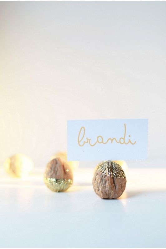 15 Beautiful DIY Thanksgiving Place Cards to Guide Your Guests